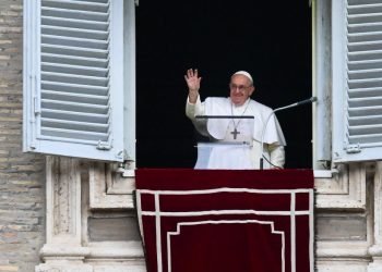El papa llama a arrestar a traficantes tras naufragio de migrantes en Italia