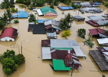 Cuatro muertos y decenas de miles de evacuados tras inundación en Malasia