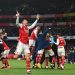 Arsenal remonta y sigue líder, Manchester City continúa al acecho