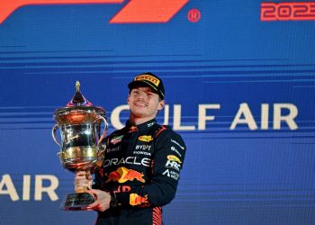 Verstappen vence con autoridad en Baréin por delante de Pérez y Alonso