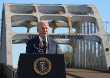 Biden dice que EE. UU. debe conocer «lo bueno y lo malo» de su historia