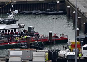 El Reino Unido alojará a migrantes en antiguas bases militares e incluso barcos