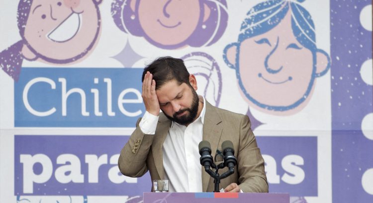 La población señala una economía estancada y pocas oportunidades de empleo en el país.  Foto AFP.