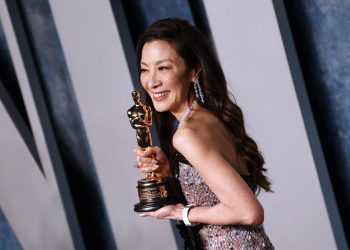 VIDEO: La madre de Michelle Yeoh celebra en Malasia el Óscar a su hija