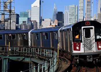 La peligrosa práctica de los «surfistas» del metro en Nueva York
