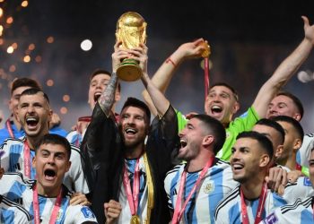 Messi es rodeado por un mar de hinchas en Argentina durante festejo en Palermo