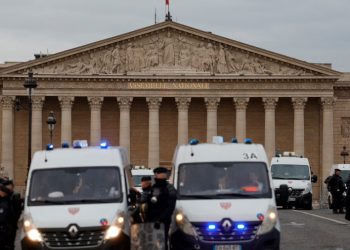 Más de 300 personas detenidas en Francia por protestas contra reforma de pensiones