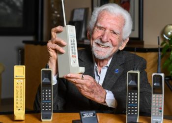 «Dejen de mirar la pantalla de sus teléfonos celulares», dice quien los inventó hace medio siglo