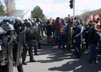 Las violentas protestas en Francia obligan a aplazar la visita de Carlos III