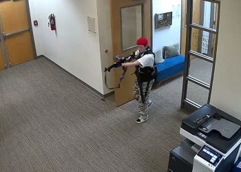 Policía investiga móvil de tiradora que mató a seis en escuela de EE. UU.