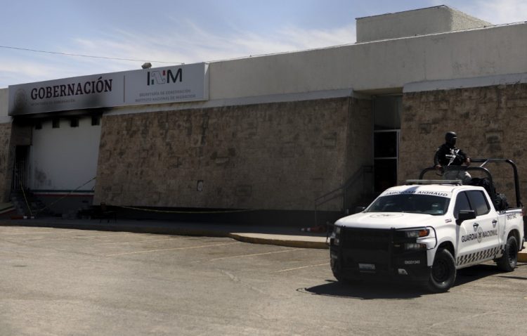 Miembros de la Guardia Nacional frente a un centro de detención de inmigrantes en Ciudad Juárez, estado de Chihuahua, México, el 28 de marzo de 2023. Foto AFP.