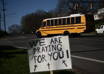 Policía: tirador de Nashville disparó indiscriminadamente a las víctimas