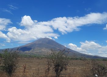 Ministerio de Medio Ambiente mantiene vigilancia por actividad del volcán de San Miguel
