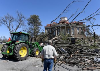 Suben a 25 los muertos en Misisipi por un tornado y tormentas