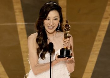 La asiática Michelle Yeoh hace historia al ganar el Óscar a la mejor actriz