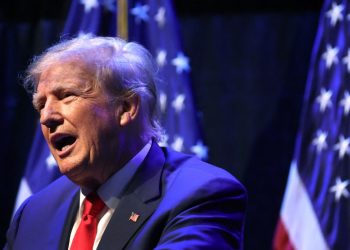 Actriz porno se reúne con fiscales por investigación contra Trump