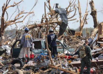 En Misisipi, EE. UU, hay «zona de guerra» tras el paso de un tornado y organizan la ayuda