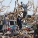 En Misisipi, EE. UU, hay «zona de guerra» tras el paso de un tornado y organizan la ayuda