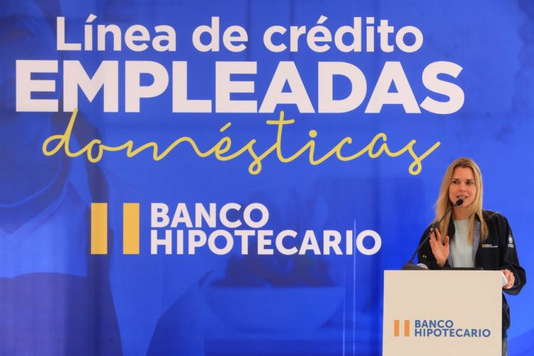La presidenta de Banco Hipotecario, Celina Padilla, presentó la nueva línea de crédito. / Foto DES: Sofía Mazariego.