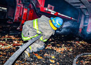 Bomberos atiende incendio en maleza seca y taller en carretera Troncal del Norte