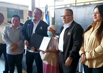 Gobierno de El Salvador entrega capital semilla a veteranos y excombatientes