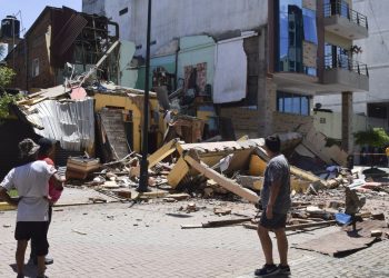 Presidente de Ecuador anuncia estado de excepción por fuerte sismo