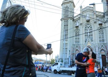 Salvadoreños visitan zona recuperada en la iglesia El Calvario