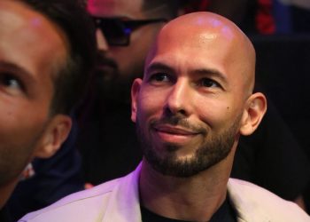 Juez dicta liberación y arresto domiciliario para «influencer» Andrew Tate en Rumanía