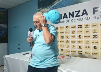 Eduardo Lara, técnico de Alianza: «No puede haber disculpas, pero es una realidad que la cancha está hecha un desastre»