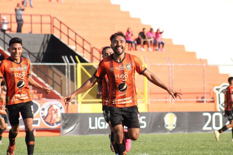 El volante de Águila, Santos Ortiz, aportó un gol a la victoria de su equipo. Foto/@cdaguilaoficial