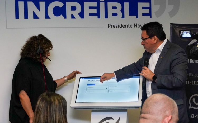 Ricardo Salazar,
presidente de la
Defensoría del
Consumidor, en la
inauguración del
quiosco en Houston.