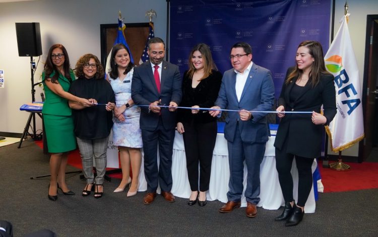 Autoridades salvadoreñas inauguran nuevos servicios para la diáspora.