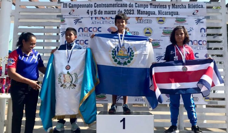 El atleta salvadoreño Samuel Alfaro, ganó oro en Categoría U-13 (2 Kms) en el C.A.de Campo Traviesa. Fotos/INDES