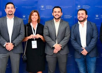 Autoridades salvadoreñas reciben a representantes de 61 países que participarán en el 8º Congreso Mundial de Seguridad Vial