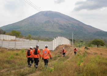 Equipo táctico verifica rutas de evacuación en volcán Chaparrastique