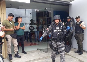 Atentan con explosivo contra periodista de televisión en Ecuador