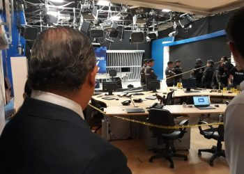 Periodistas de tres canales de TV de Ecuador reciben sobres con explosivos