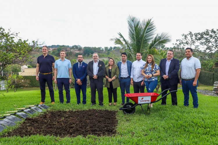 En el evento estuvieron presentes ejecutivos de Grupo Livisto, autoridades del MAG, diputados de la Asamblea Legislativa y el alcalde de Zaragoza. / Diario El Salvador.