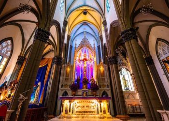 Prueban iluminación especial en templo católico El Calvario