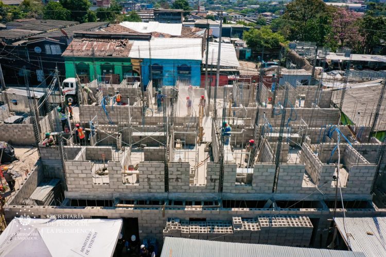 Más del 50 % de avance presentan los primeros desarrollos inmobiliarios que se construyen en el centro de San Salvador.
Foto / @SecPrensaSV