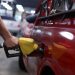 Precios de combustibles en El Salvador disminuirán en los próximos días