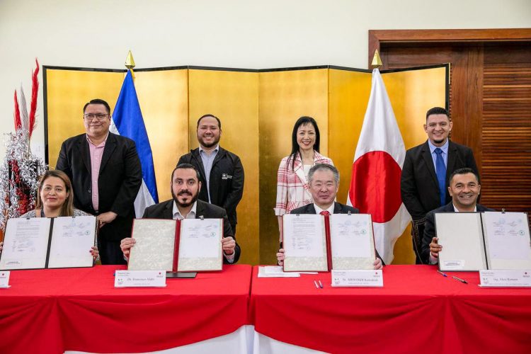 El ministro de Salud, Francisco Alabi, y el embajador de Japón, ARIYOSHI Katsuhide, firmaron el documento como parte de la cooperación internacional que recibe el Minsal. Foto: Minsal.