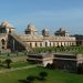 Al menos ocho muertos en colapso del piso de un templo en India