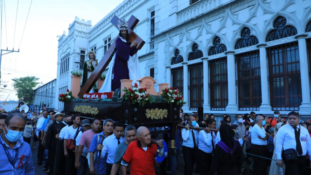 Recorrido de procesiones en la calle de la Amargura San Salvador Foto Zofia Mazariego 1