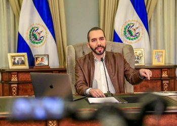 Bukele reacciona ante comentarios del presidente de Colombia quien salió en defensa de pandilleros encarcelados en el CECOT