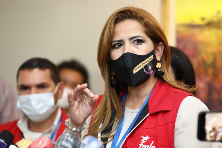 Defensa. Karina Sosa sigue defendiendo a los exfuncionarios
vinculados a corrupción en 10 años de Gobierno del FMLN.
