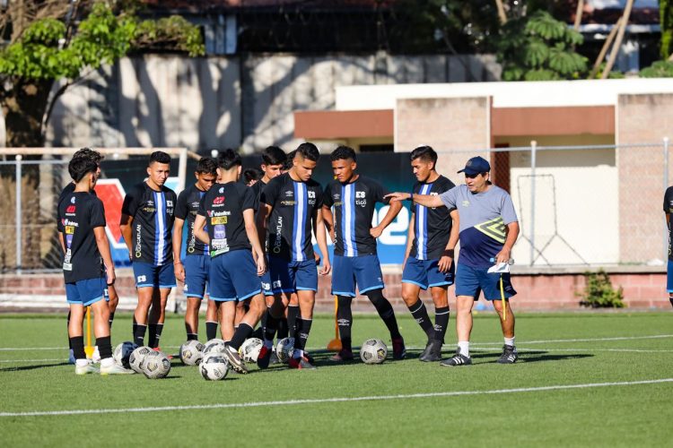 El técnico de la Selección Nacional U-22, Edgar Henríquez, realizará la próxima semana su segundo microciclo de trabajo. Foto/Guillermo Martínez