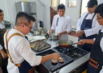 Chefs enseñan nuevas técnicas de cocina en Ahuachapán