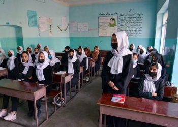 Nuevos casos de intoxicación de niñas en colegios de varias regiones de Irán