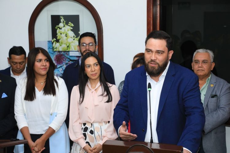 Trabajo coordinado. El alcalde Mario Durán acompañó a los
funcionarios del Ejecutivo que presentaron la iniciativa en la Asamblea.